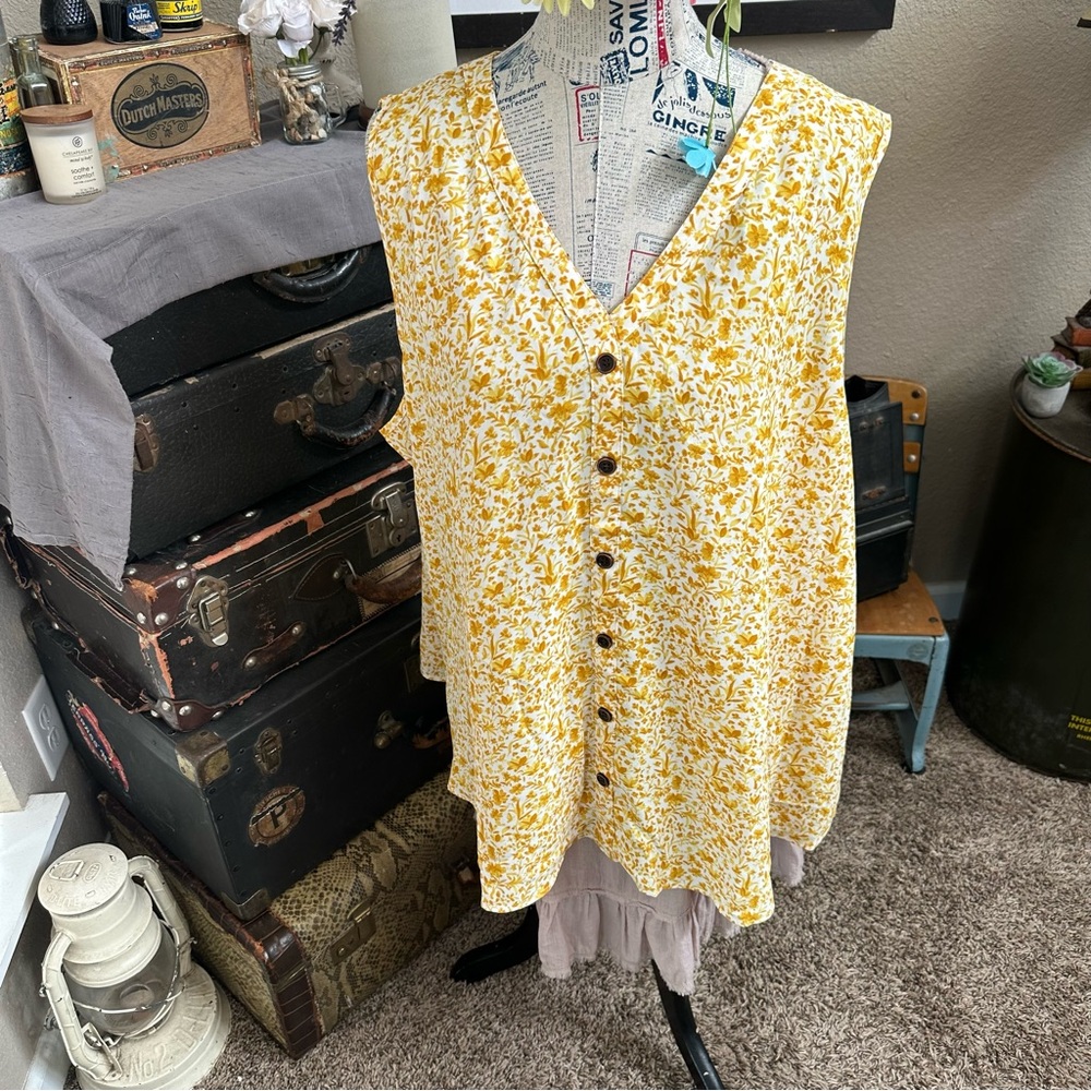 🦋-NWT BloomChic Yellow & White Thin Tank. Perfect for Summer